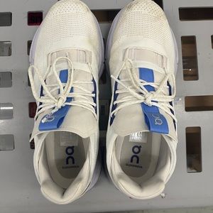 On Women’s Cloudnova size 9.5